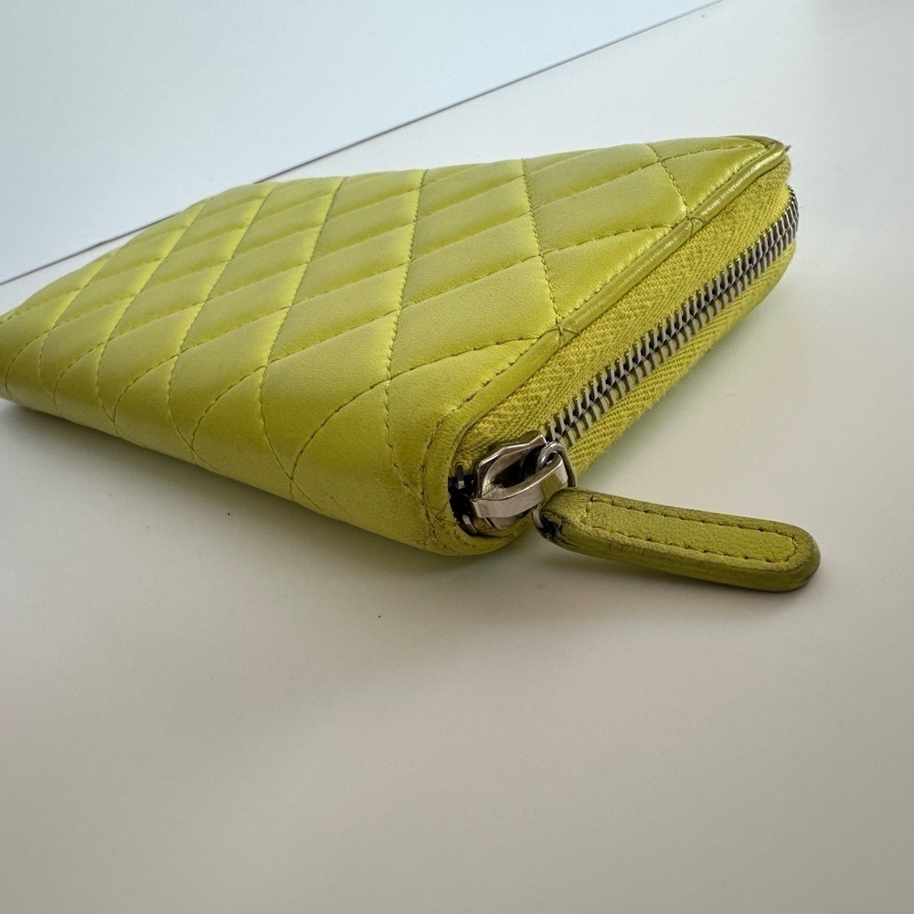 Chanel Pre-loved Diamond-Quilted Wallet in yellow lambskin leather - Picture 4 of 12